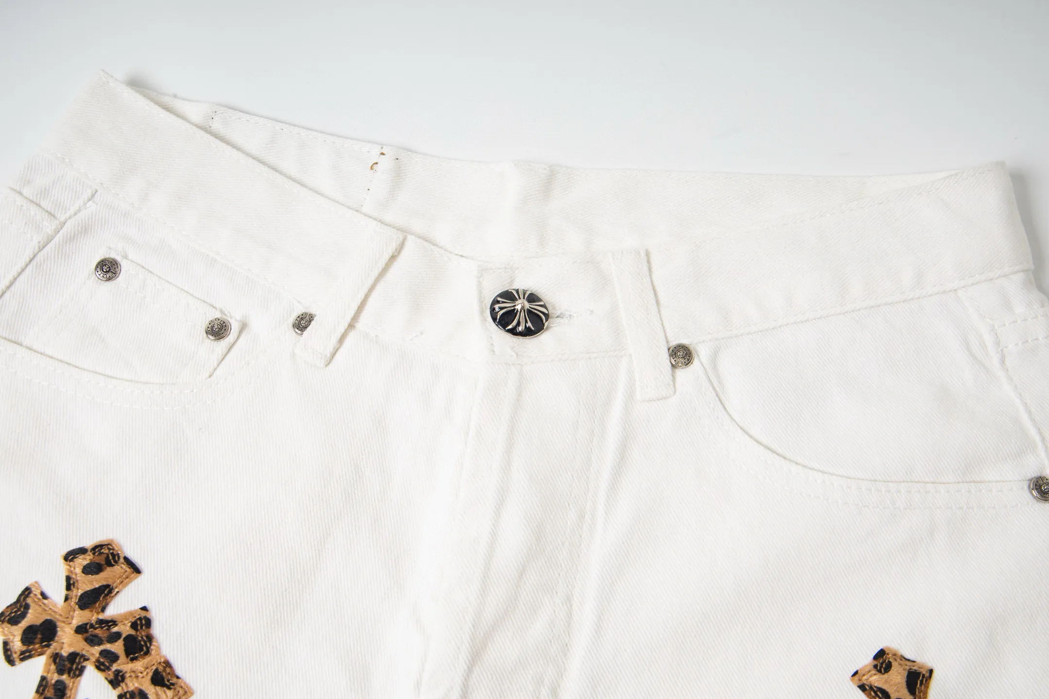 P240 💰 (Top version) Chrome Hearts/Chrome Hearts Classic white hand-painted leopard print series colorful leather cross washed color fabric unisex denim trousers Vibe style straight stacked god-level version Carbon fine bias denim color cloth Old vintage full set of hardware - Chrome Hearts white cow series The high version uses high-ounce custom fabrics, fermentation washing and soft color fixation, soft and thick to wear, the details are all made by hand-polished craftsmanship, all-over printed jacquard fabric Unique design style. Through multiple processes to create a full retro feel. Unique niche non-contrast shirt. Customized distressed spray-painted buttons. Craftsmanship in every detail. Color: white hand-painted leopard print. Size: 28-30-32-34 (corresponding to S-M-L-XL)